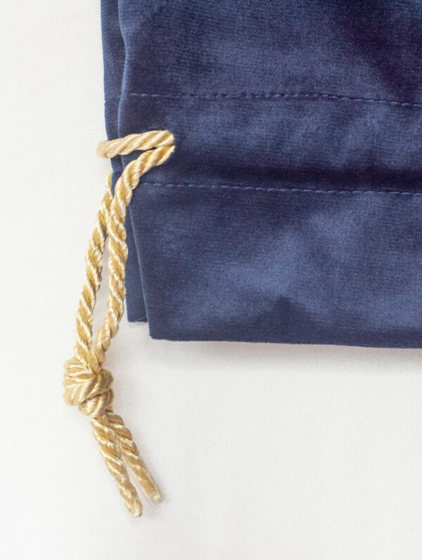 Blue Santa Sack Velvet fabric shows a twisted rope sewn inside the seem