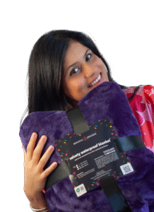 Founder of Banana Passion happily holding a velvety waterproof blanket