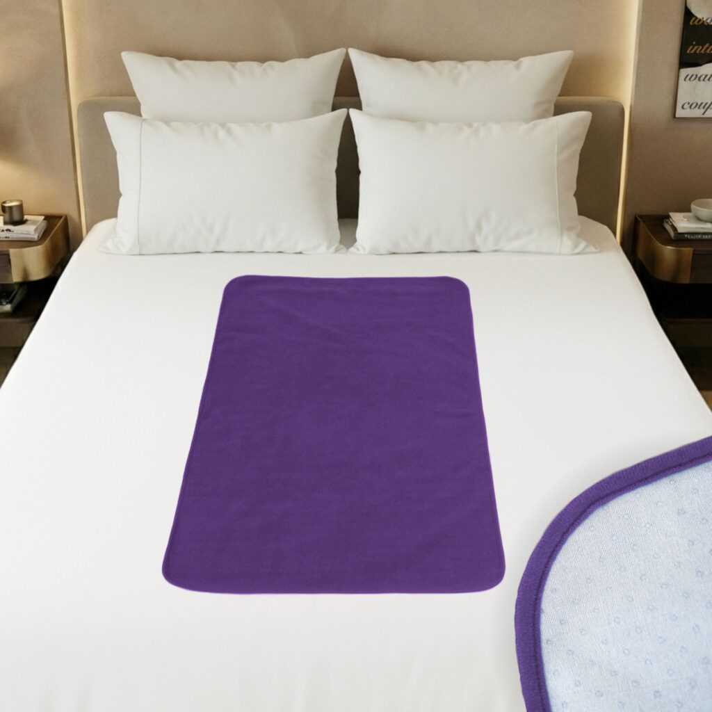 Purple GripMe waterproof blanket Medium 100x70cm by Banana Passion