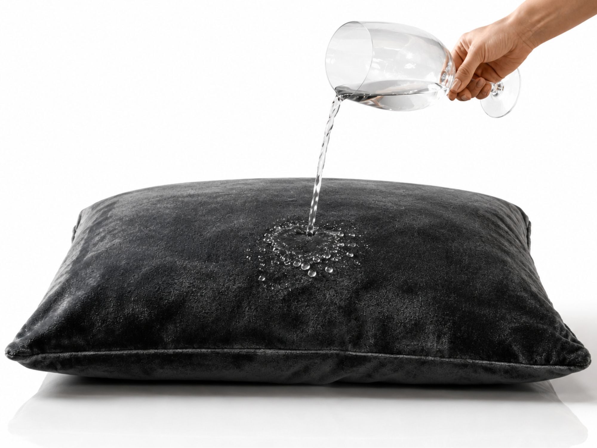 pillow case waterproof with zipper by banana passion, perfect replacement for a couples wedge. A waterproof pillowcase to show the water being thrown by a woman on the pillow. The pillowcase is absorbent and the product of Banana Passion